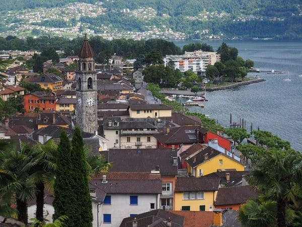 Centro histórico de Ascona com torre sineira da Igreja de São Pedro e São Paulo
