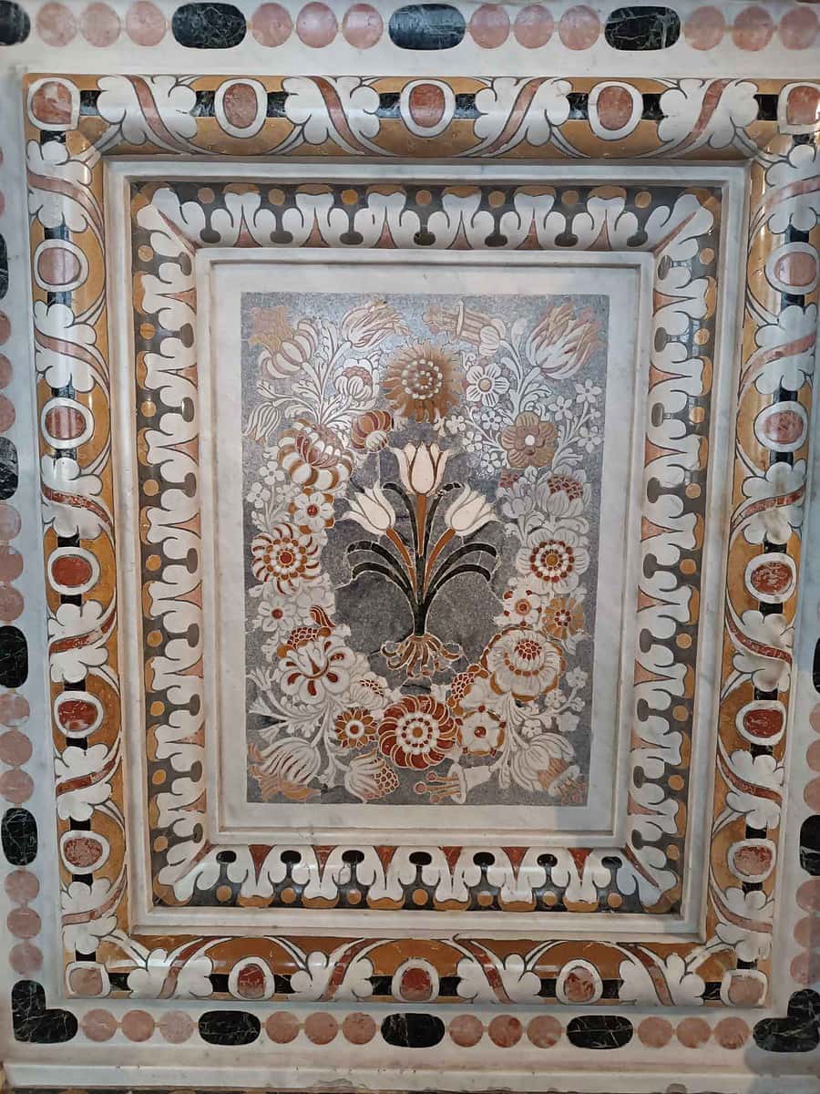 Detalhe do Túmulo de Santa Joana