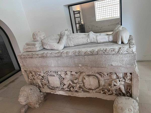 Túmulo gótico do cavaleiro Dom João Albuquerque,