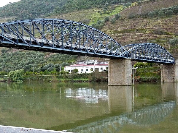 Ponte, projetada por Gustave Eiffel
