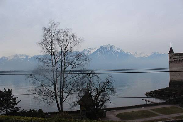 Lago Lémen com os Alpes Suíços de fundo