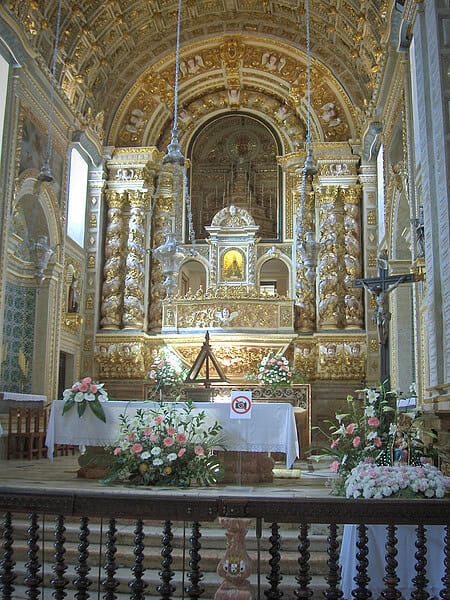 Altar-mor com imagem de Nossa Senhora da Nazaré