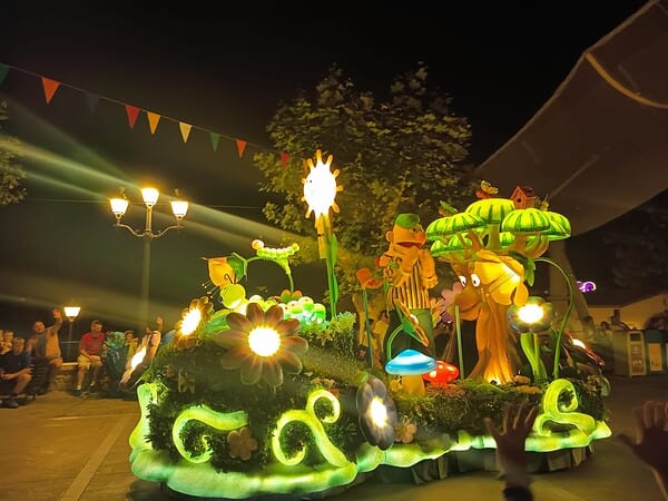 Um dos carros alegóricos do PortAventura Parade